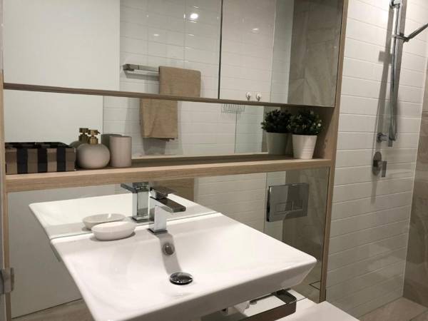 Family Home -Best Of South Bank with Car Park