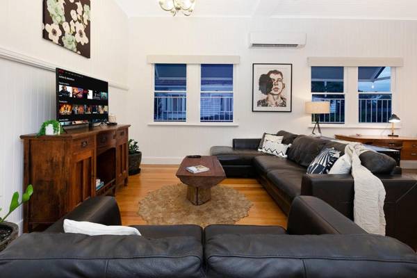 The Indooroopilly Queenslander - 4 Bedroom Family Home - Private Pool - Wifi - Netflix