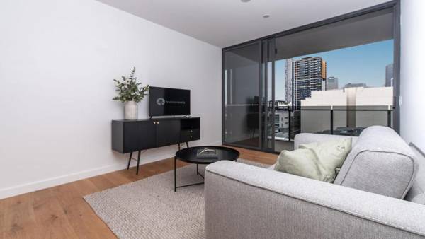 Resort Living 2 Bedroom with Pool Spa Gym & Parking