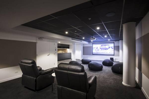 Resort Living 2 Bedroom with Pool Spa Gym & Parking