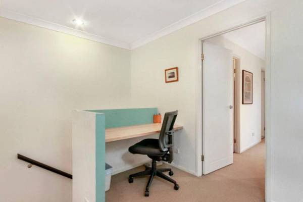Workspace - Spacious Inner South Townhouse Apartment Near to the CBD
