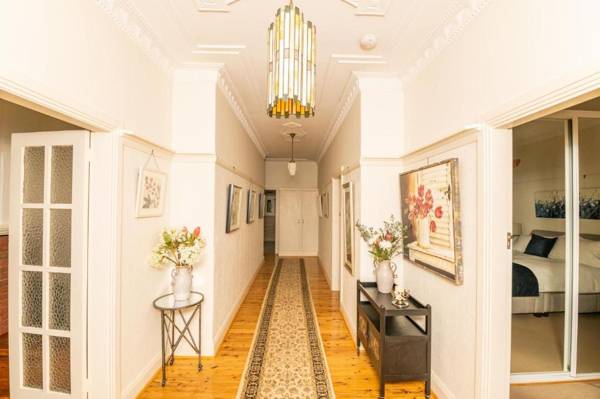 Hillside Cottage │ Comfy Spacious Walk to CBD & Stannies