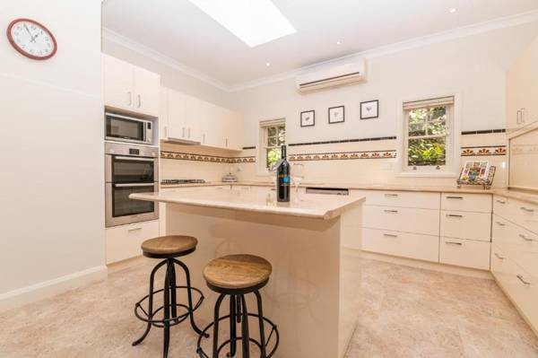 Hillside Cottage │ Comfy Spacious Walk to CBD & Stannies