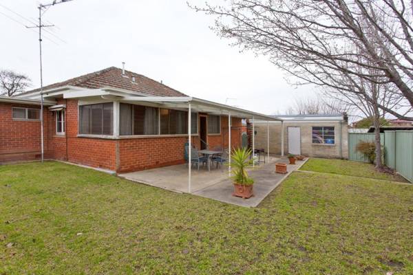 Red Brick Beauty - Central Cottage