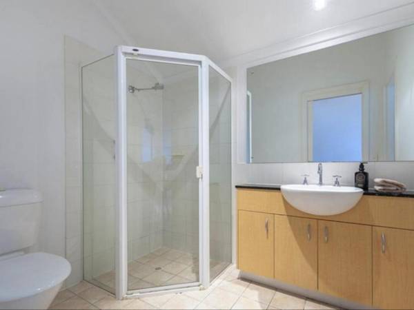 Spacious 4 BR and 2 Bathrooms City Apartment