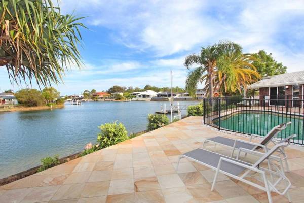 April 19 - Four Bedroom Home on Canal with Pool Pontoon Aircon & Wifi!