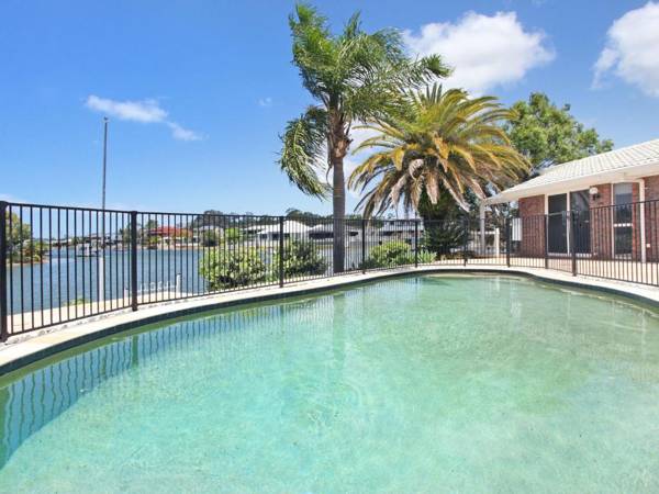 April 19 - Four Bedroom Home on Canal with Pool Pontoon Aircon & Wifi!