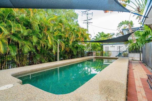 Rare! Modern Unit with Private Fenced garden Close to The Beach PC3