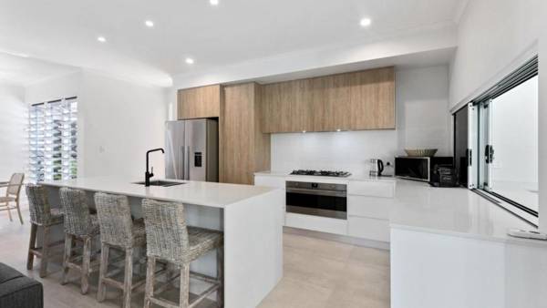 Coastal Vibes - Palm Cove