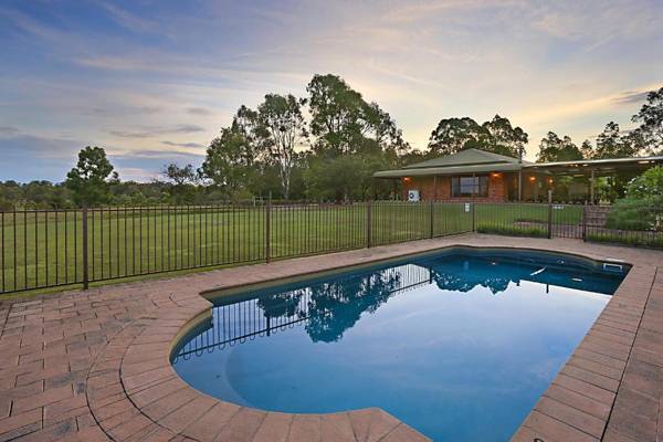 Hunter Valley Vineyard Large Family Farm Houses - Ironstone Estate Lovedale