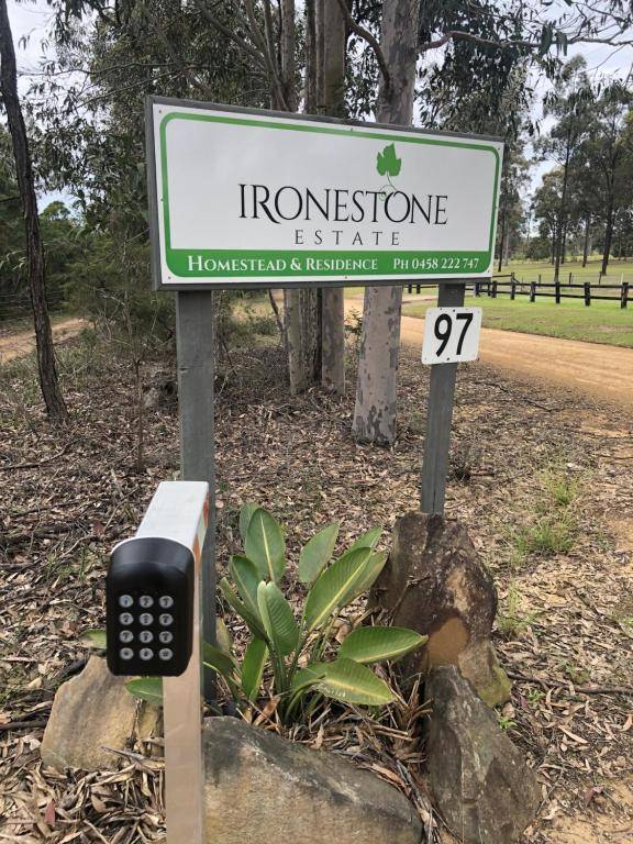 Hunter Valley Vineyard Large Family Farm Houses - Ironstone Estate Lovedale