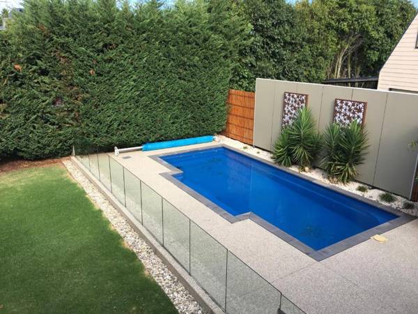 Grand Escape McKenzie - solar heated Pool WiFi Netflix 5 bdrm 4bthrm