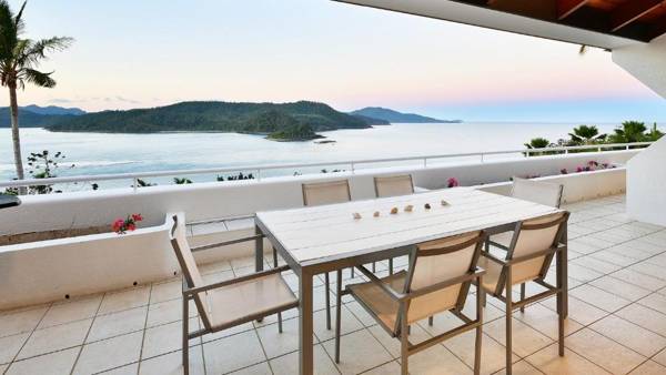 Bella Vista E9 - Ocean View Spacious 2 Bedroom with golf buggy