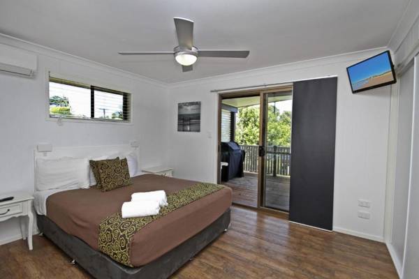 Red Door Beach House - Marcoola Beach - PET FRIENDLY FOXTEL WIFI 500 BOND Linen Supplied