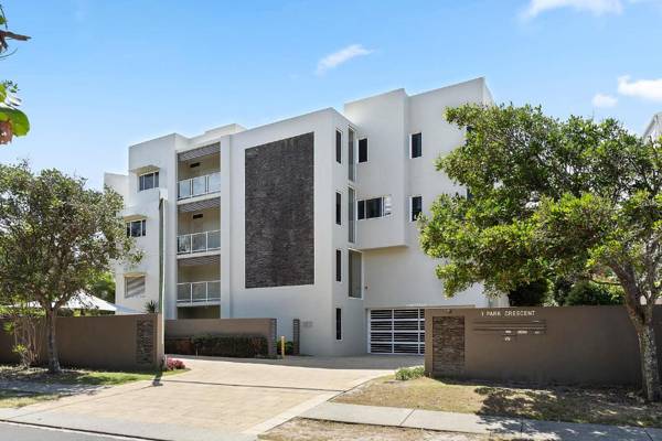 Relax in stylish comfort Sunshine Beach
