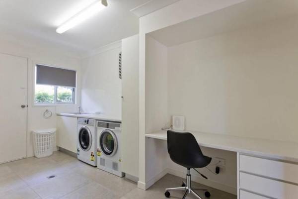 Workspace - Depper St Charming Beach Side Home in Lovely Location