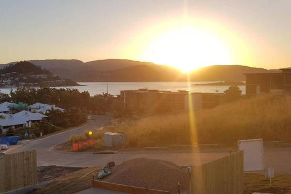 DAYDREAMING Airlie Beach Water views & only 200m to boardwalk.