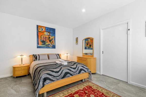 Black Dolphin Waterfront Apartment