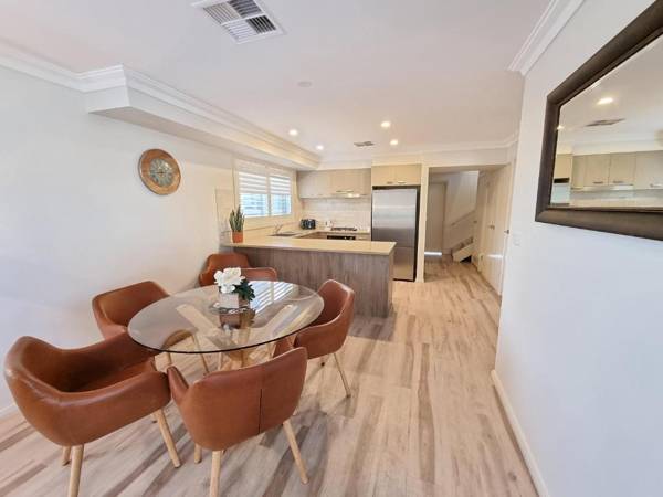 Newcastle Short Stay Accommodation - Adamstown Townhouses