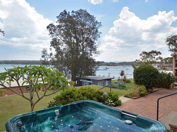 The House on the Lake @ Fishing Point Lake Macquarie - honestly put the line in and catch fish