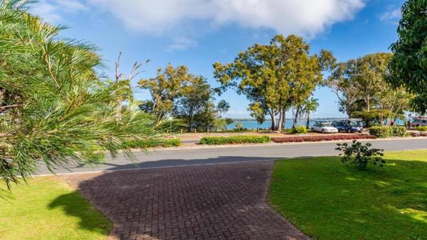 Bribie Beach House Waterfront directly across the road - Solander Esp Banksia Beach