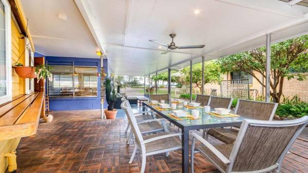 Bribie Beach House Waterfront directly across the road - Solander Esp Banksia Beach