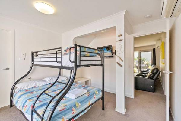 Coorumbong 36 - Six Bedroom Canal Home With Pool