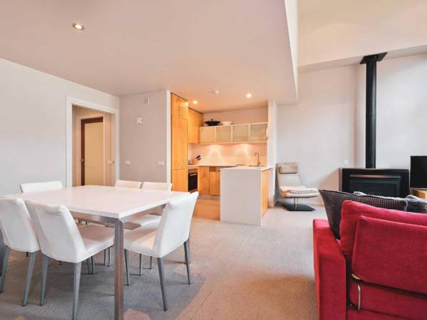 Snow Stream 1 Bedroom and loft with gas fire garage parking and mountain view