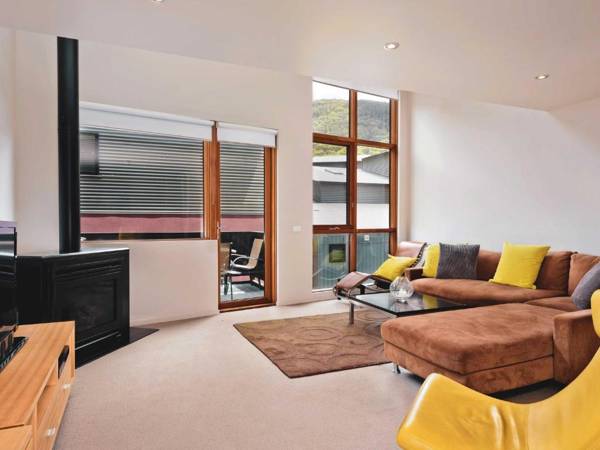 Snow Stream 2 Bedroom and loft with gas fire garage parking and balcony