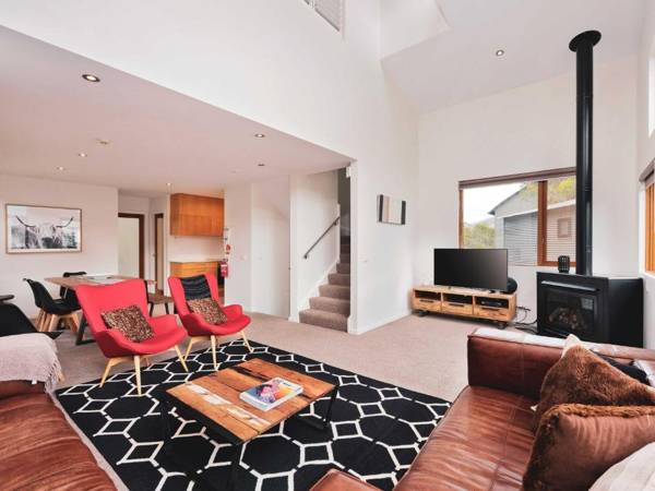 Snow Stream 3 Bedroom and loft with gas fire garage parking and balcony