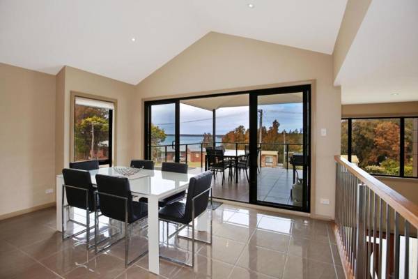 Panorama @ the Lake - Pet Friendly - 15 Mins to Hyams Beach