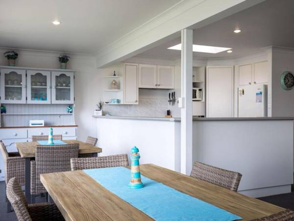 Four Loralyn on the water St Georges Basin 4pm Check Out Sundays