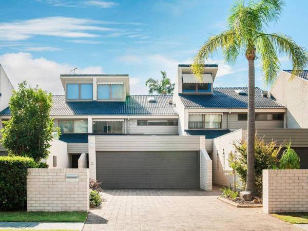 15 'The Moorings' 4 Cromarty Road - stunning with water views & pool