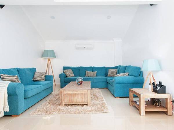 15 'The Moorings' 4 Cromarty Road - stunning with water views & pool