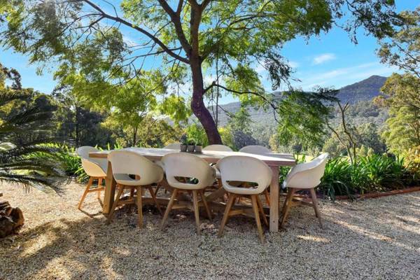 Hunter Valley Kangaroo Retreat with 60 Kangaroos