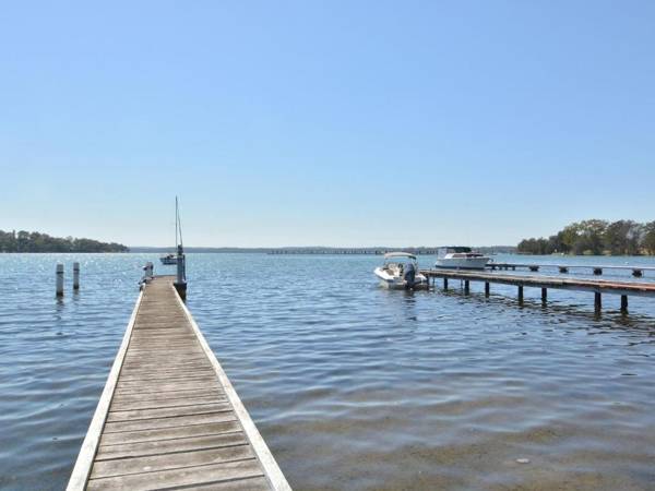 Morisset Bay Waterfront Views Lake House looking over Trinity Marina