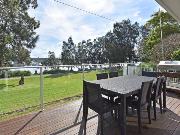 Wangi Lakehouse - renovated Lake Macquarie lakefront Location
