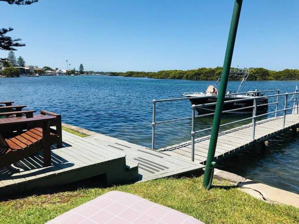 Black Swan Waterfront Motel