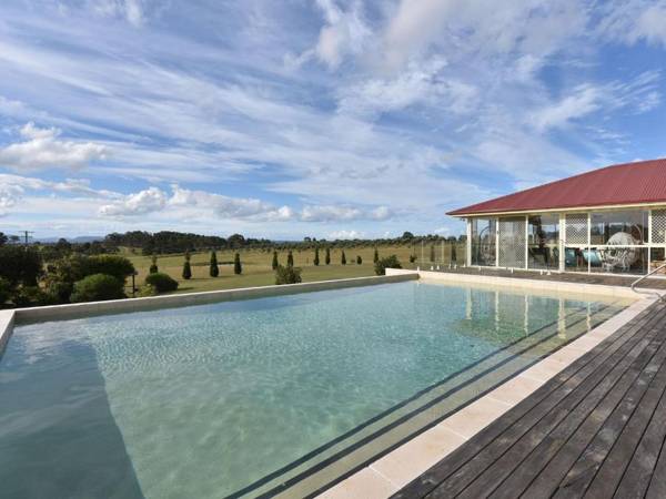 Noble Willow Estate Lovedale. Super Spacious with views and pool