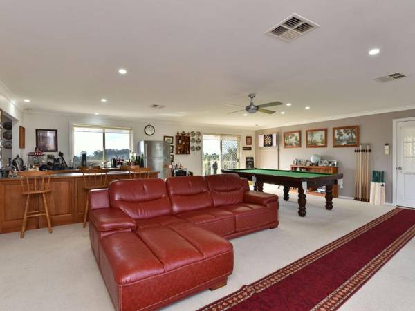 Noble Willow Homestead Lovedale. Super Spacious with views and pool