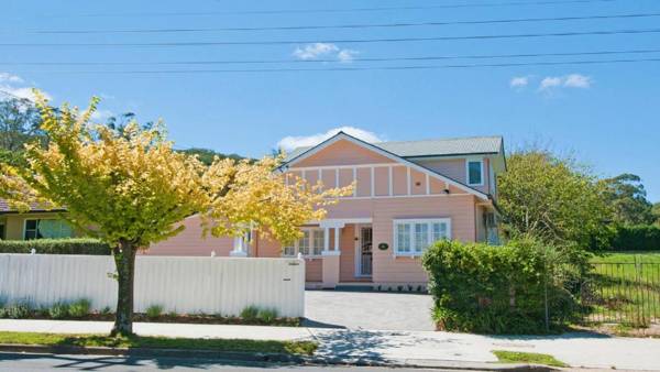 Plum Tree Cottage - warm cosy & walk to town