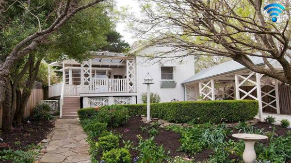 Hollyoak Cottage - delightful ducks and doileys!