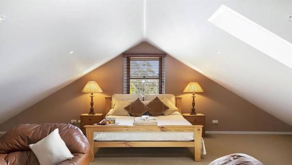 Old Mansfield Loft - gardens gazebo and getaways