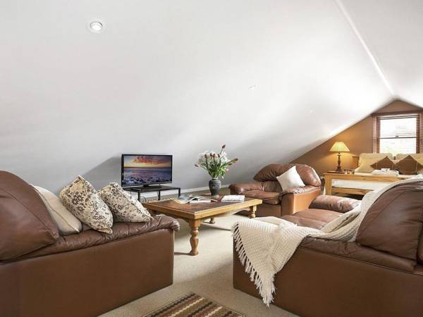 Old Mansfield Loft - gardens gazebo and getaways