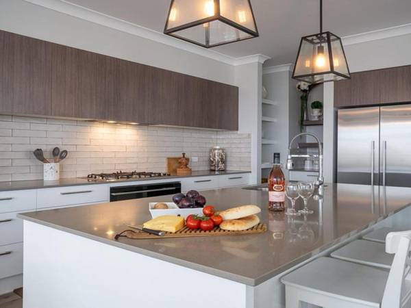 House On The Hill - STAY 3 PAY 2 OR Lazy Sunday late checkout