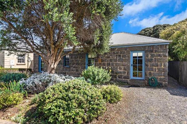 Breakfast Creek Cottage - Central bluestone cottage