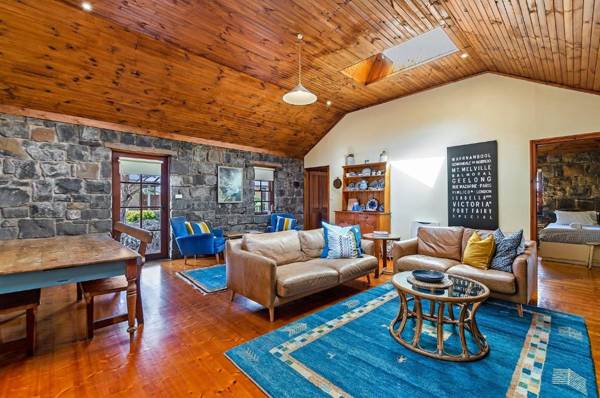 Breakfast Creek Cottage - Central bluestone cottage