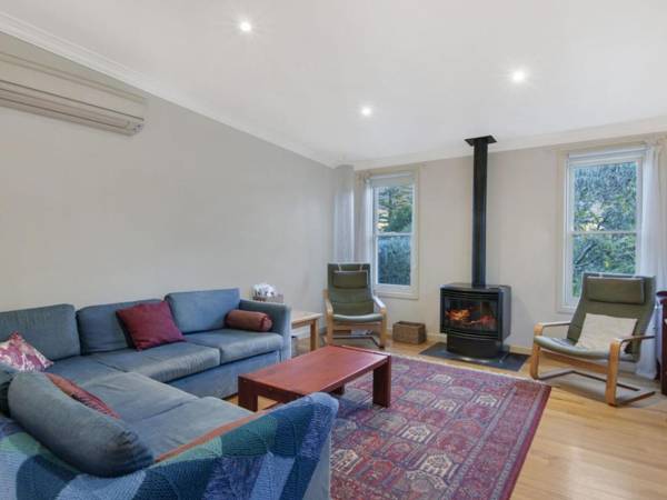 Plovers Rest - central 3 bedroom cottage with small orchard