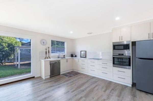 Lyons Cottage - a quaint Whalers Cottage in heart of Port Fairy