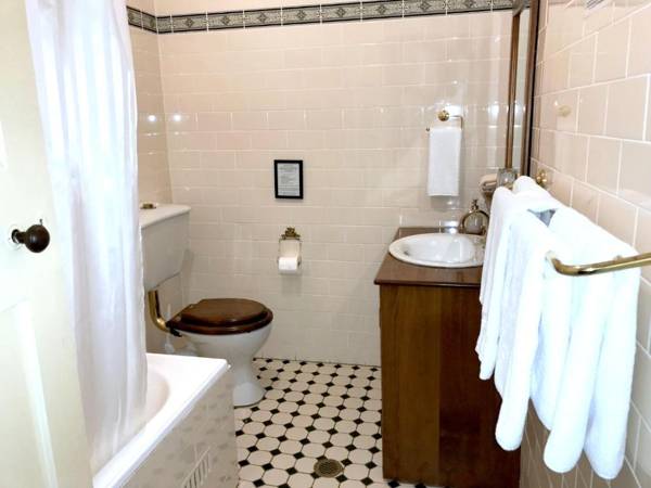 The Chalet Guesthouse And Studio